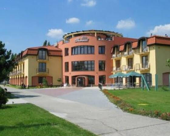 Wellness Hotel Thermal Štúrovo エクステリア 写真